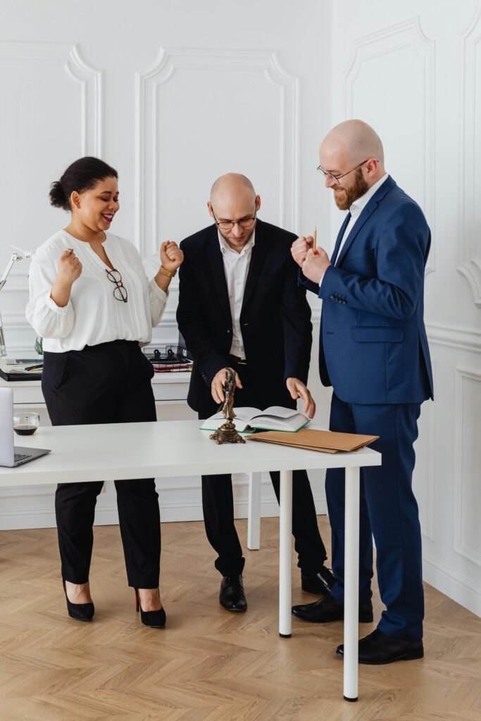 Equipo de abogados debatiendo